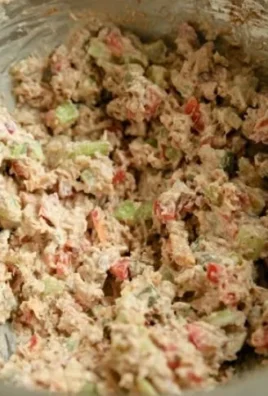 Delicious sardine salad served with crunchy crackers for a healthy snack