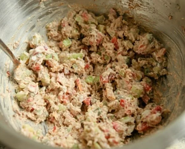Delicious sardine salad served with crunchy crackers for a healthy snack